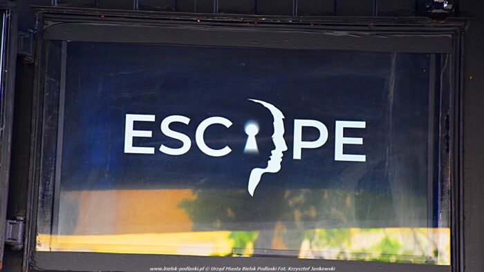 Okno pojazdu z napisem "Escape".