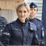 Policjantka przemawiająca do zebranych.