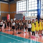 Zawody koszykarskie na hali sportowej.