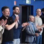 Zawody koszykarskie na hali sportowej.
