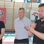 Zawody koszykarskie na hali sportowej.