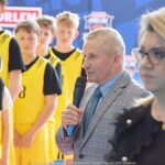 Zawody koszykarskie na hali sportowej.