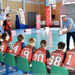 Zawody koszykarskie na hali sportowej.