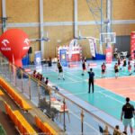 Zawody koszykarskie na hali sportowej.