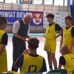 Zawody koszykarskie na hali sportowej.