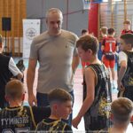 Zawody koszykarskie na hali sportowej.