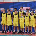 Zawody koszykarskie na hali sportowej.