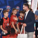Zawody koszykarskie na hali sportowej.