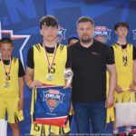 Zawody koszykarskie na hali sportowej.