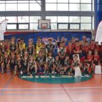 Zawody koszykarskie na hali sportowej.