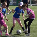 Zawody dzieci na stadionie.