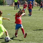 Zawody dzieci na stadionie.