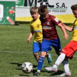 Zawody dzieci na stadionie.