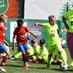 Zawody dzieci na stadionie.