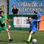 Zawody dzieci na stadionie.