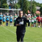 Zawody dzieci na stadionie.
