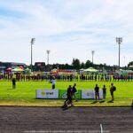 Zawody dzieci na stadionie.