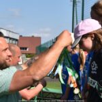 Zawody dzieci na stadionie.