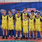 Zawody koszykarskie na hali sportowej.