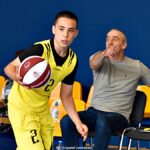Zawody koszykarskie na hali sportowej.