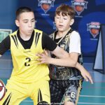 Zawody koszykarskie na hali sportowej.