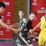 Zawody koszykarskie na hali sportowej.