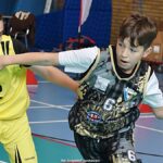 Zawody koszykarskie na hali sportowej.
