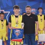 Zawody koszykarskie na hali sportowej.