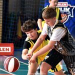 Zawody koszykarskie na hali sportowej.
