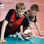 Zawody koszykarskie na hali sportowej.
