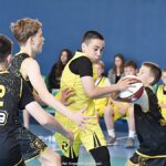 Zawody koszykarskie na hali sportowej.
