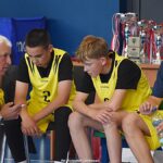 Zawody koszykarskie na hali sportowej.