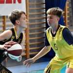 Zawody koszykarskie na hali sportowej.