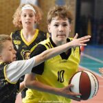 Zawody koszykarskie na hali sportowej.