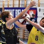 Zawody koszykarskie na hali sportowej.