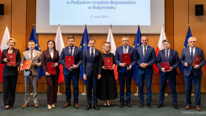 Grupa samorządowców pozuje do wspólnego zdjęcia.