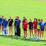 Grupa młodych sportowców na boisku.