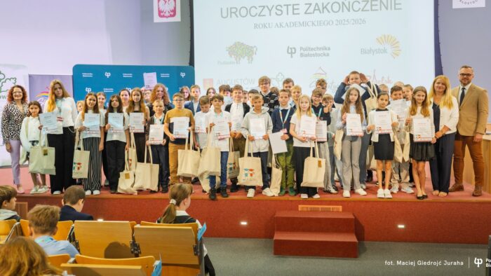 Uroczyste zakończenie roku akademickiego. Zdjęcie grupowe dzieci i dorosłych.