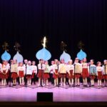 Występy młodych artystów na scenie domu kultury.
