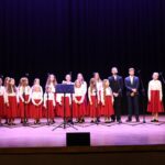 Występy młodych artystów na scenie domu kultury.