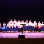 Występy młodych artystów na scenie domu kultury.