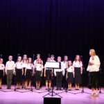 Występy młodych artystów na scenie domu kultury.