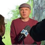 Osoby wypowiadające się do mikrofonu telewizyjnego.