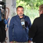Osoby wypowiadające się do mikrofonu telewizyjnego.