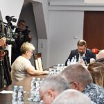 Spotkanie grupy osób dorosłych w sali konferencyjnej urzędu miasta.