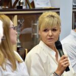 Spotkanie grupy osób dorosłych w sali konferencyjnej urzędu miasta.