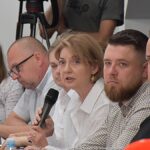 Spotkanie grupy osób dorosłych w sali konferencyjnej urzędu miasta.