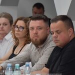 Spotkanie grupy osób dorosłych w sali konferencyjnej urzędu miasta.