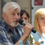 Spotkanie grupy osób dorosłych w sali konferencyjnej urzędu miasta.