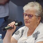Spotkanie grupy osób dorosłych w sali konferencyjnej urzędu miasta.